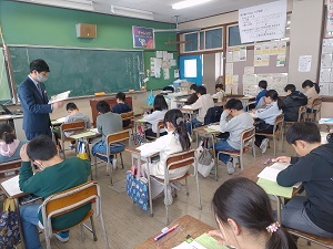 3年授業参観(座ってる).jpg