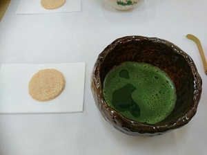 写真3 お菓子と茶器.jpg
